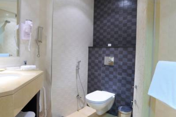  فندق كورب عمان حمام غرفة عائلية 1