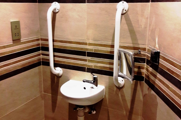 فندق كورال مسقط - حمام غرفة لأصحاب الهمم 1