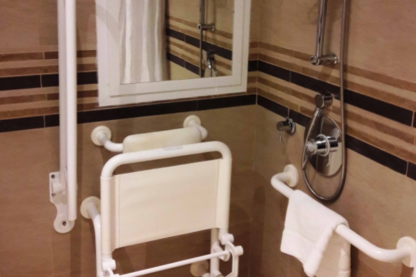  فندق كورال مسقط - حمام غرفة لأصحاب الهمم 3