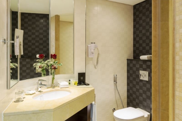 حمام غرفة ديلوكس فندق كورب عمان 