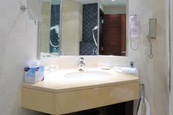 حمام غرفة جناح جونيور 2 في فندق كورب عمان