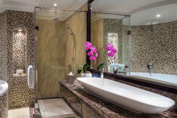 Bahi Ajman Palace Hotel Deluxe Suite Bathroom 