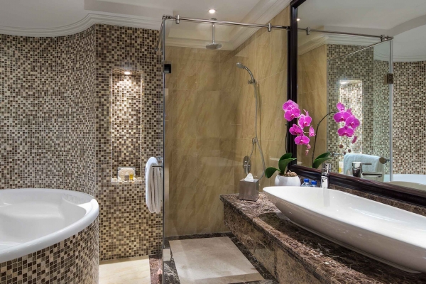 Bahi Ajman Palace Hotel Grand Deluxe Suite Bathroom